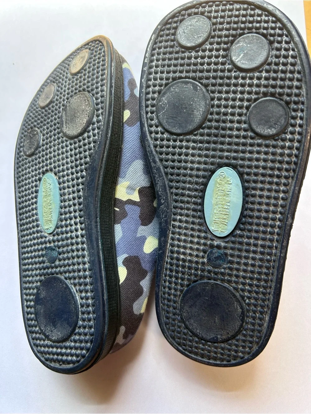 Boys’ Sz 8 Foam Sole indoor/outdoor blue camouflage mule-style slippers